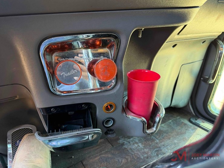 2021-peterbilt-389-image-42