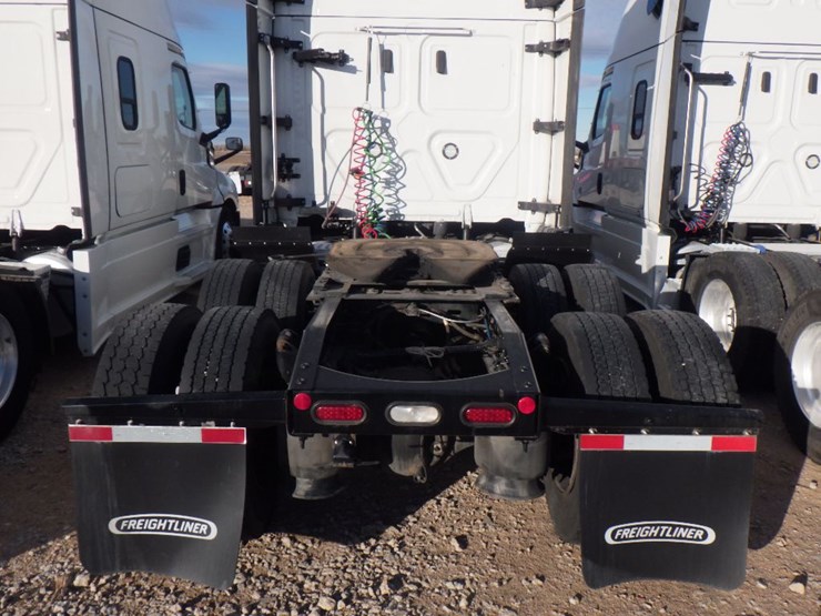 2022-freightliner-cascadia-126-image-12