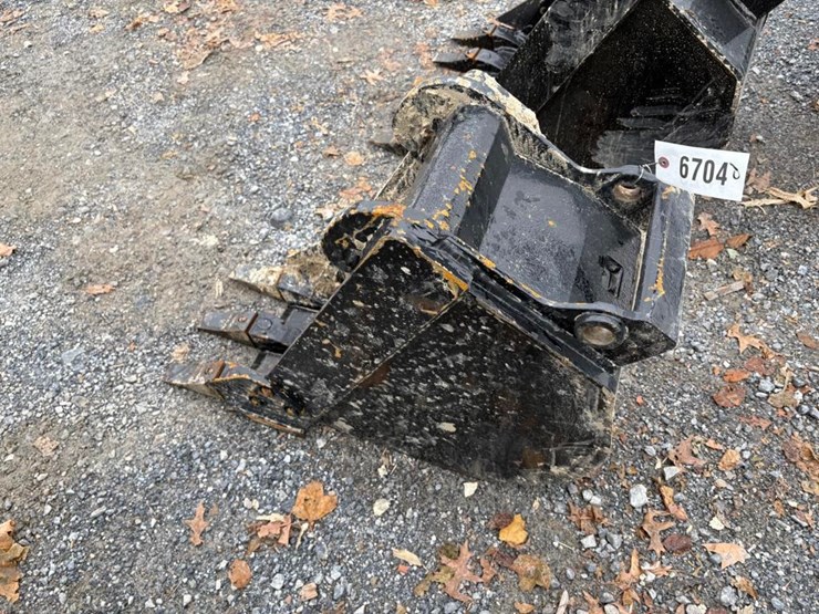 x-change-bucket-for-a-bobcat-excavator-image-3