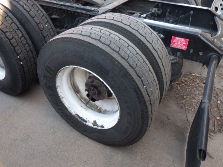 2021-volvo-vnl-300-image-10