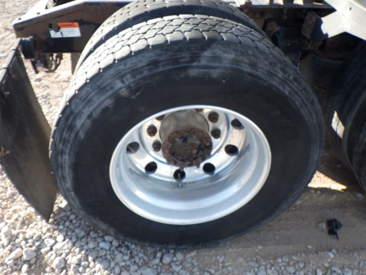 2009-freightliner-cascadia-125-image-8