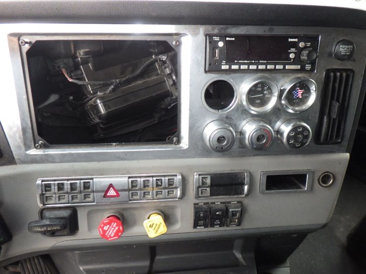 2022-freightliner-cascadia-126-image-18