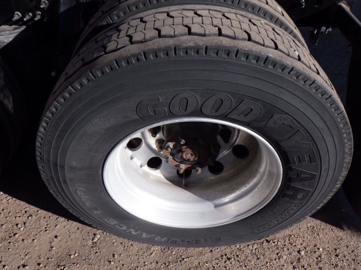 2022-volvo-vnl-760-image-14