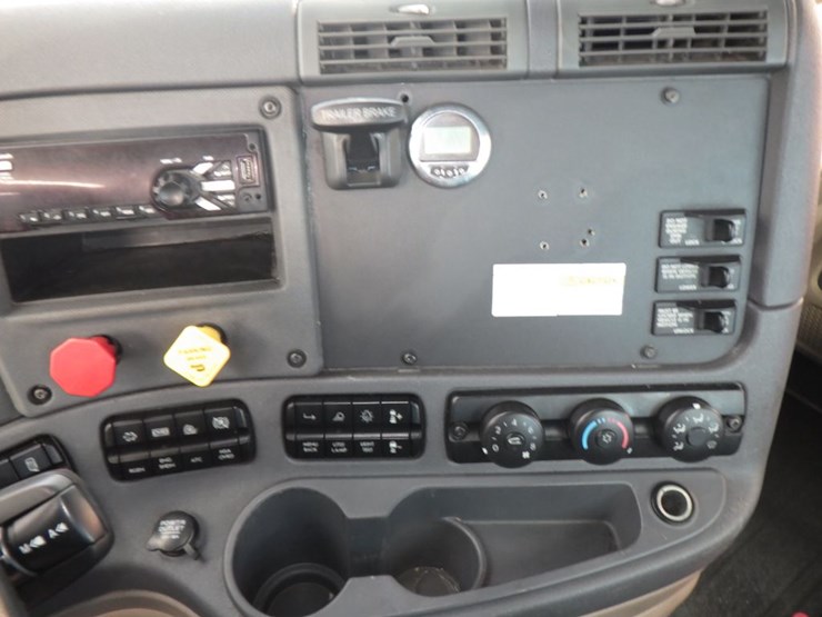 2018-freightliner-cascadia-113-image-17