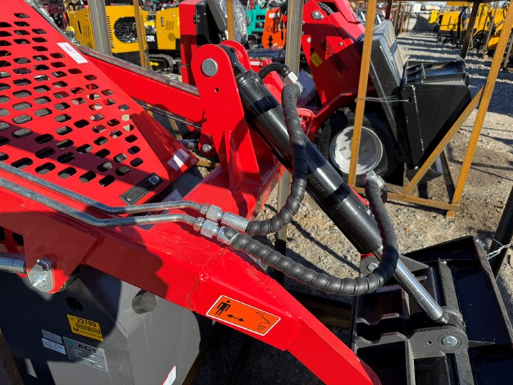 #22789-•-unused-agt-ysrt14-stand-on-tracked-loader-ysrt142025l102793-image-28