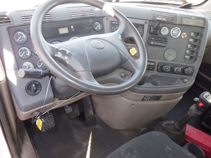 2009-freightliner-cascadia-125-image-17