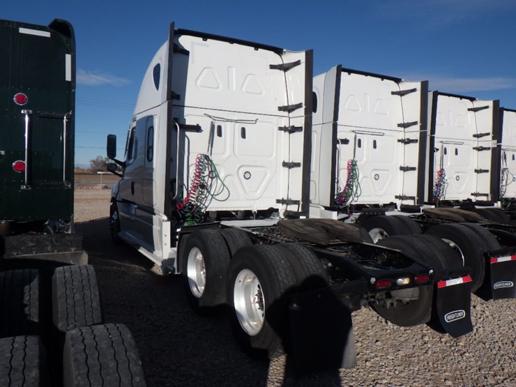 2022-freightliner-cascadia-126-image-14