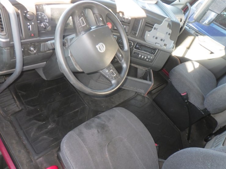 2021-volvo-vnl-300-image-13