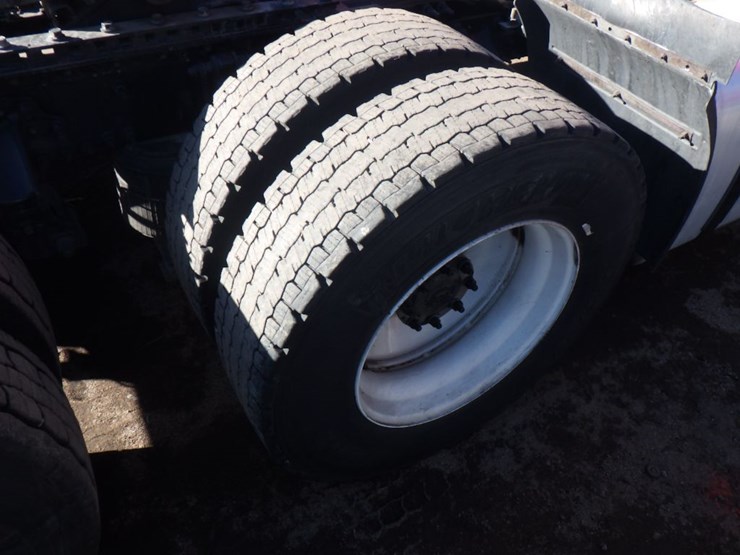 2022-volvo-vnl-300-image-5