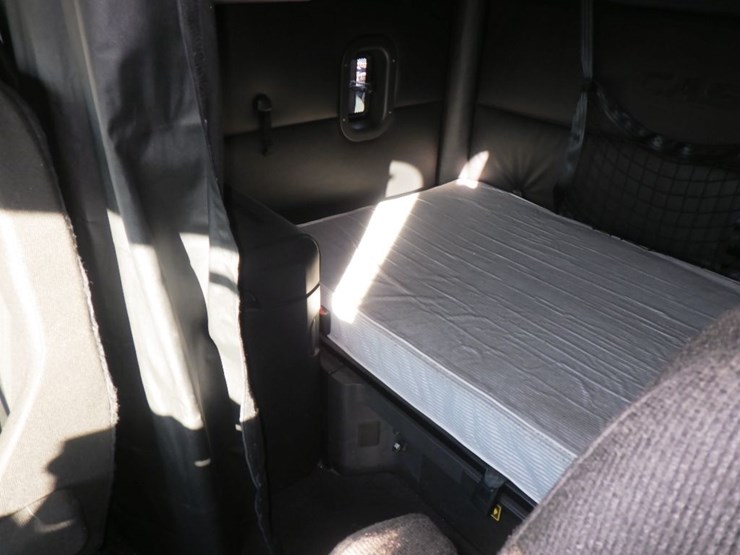 2023-freightliner-cascadia-126-image-22