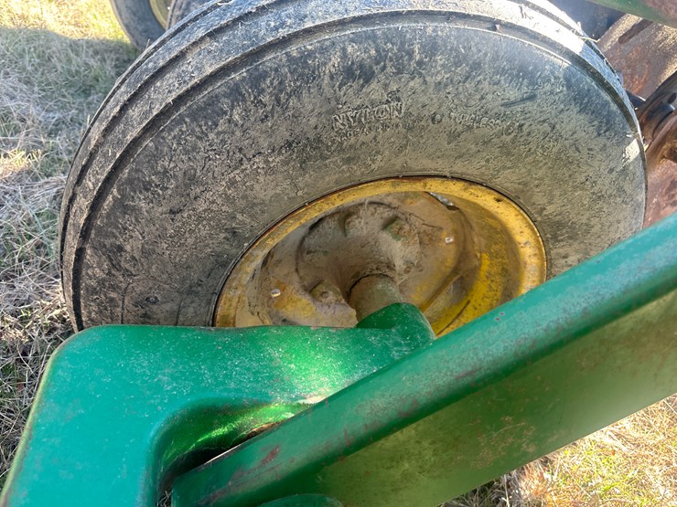 john-deere-32-image-13