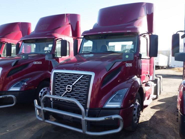 2021-volvo-vnl-300-image-1