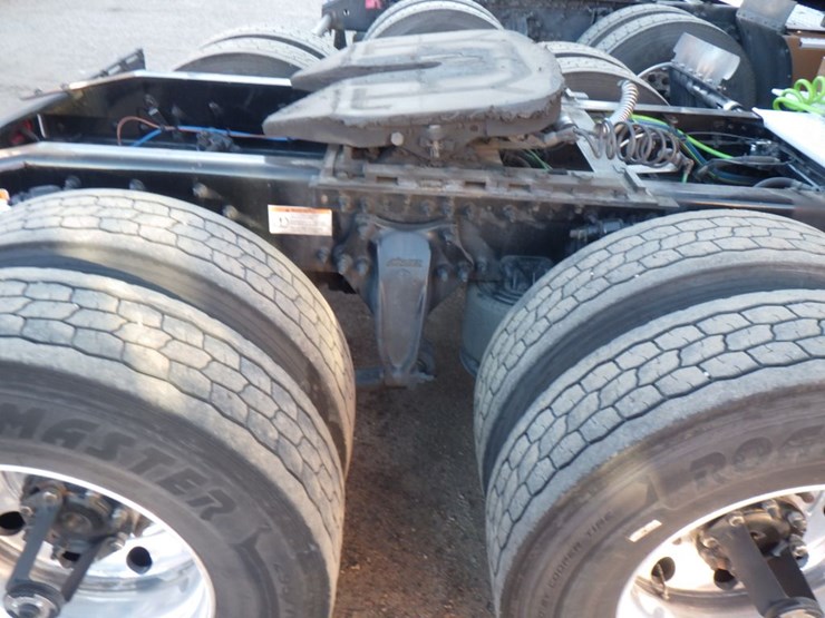 2023-freightliner-cascadia-126-image-6