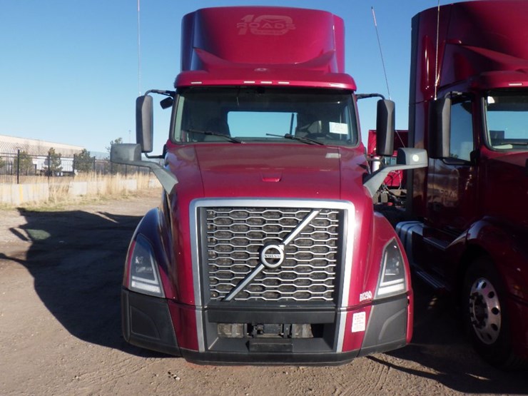 2021-volvo-vnl-300-image-2