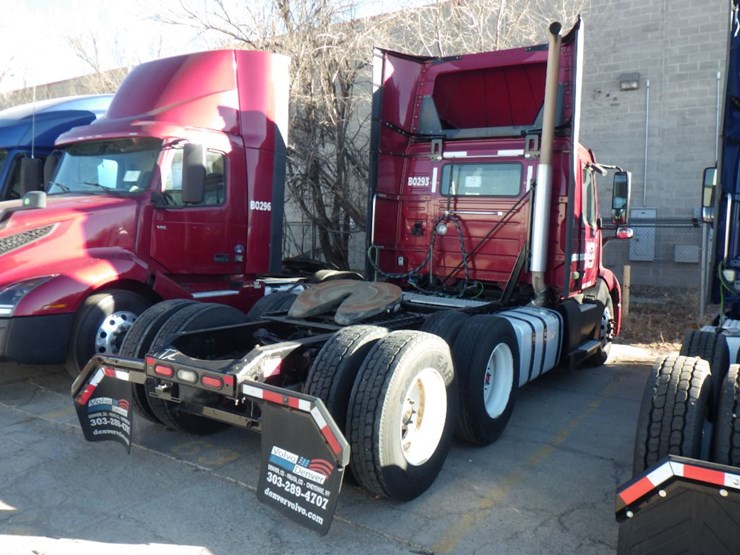 2021-volvo-vnl-300-image-7