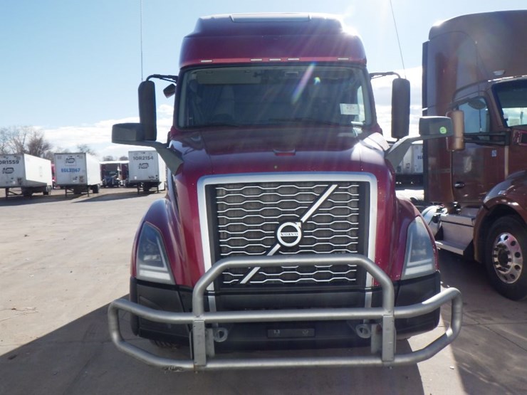 2020-volvo-vnl-760-image-2