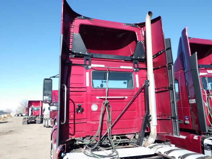 2021-volvo-vnl-300-image-15