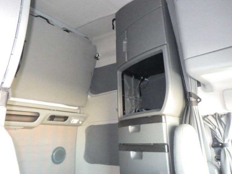 2022-volvo-vnl-860-image-6