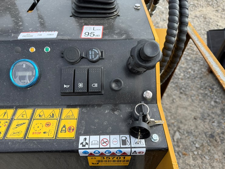 #83-•-unused-agt-mx-crt23-stand-on-tracked-loader-mxcrt232025j00636-inv#-35701-image-12