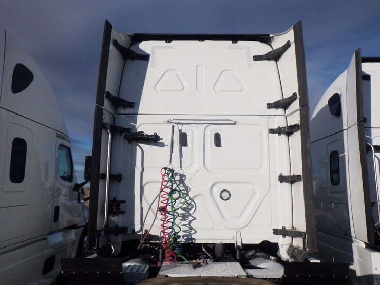 2022-freightliner-cascadia-126-image-14