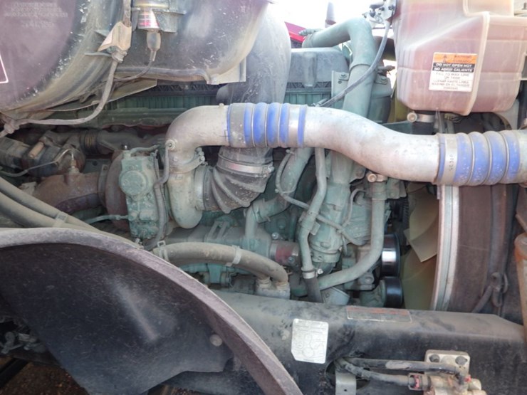 2021-volvo-vnl-300-image-30