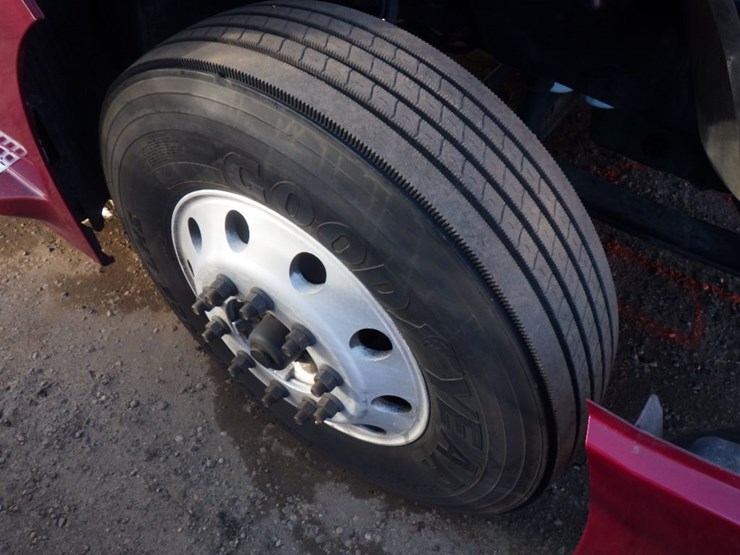 2022-volvo-vnl-300-image-22