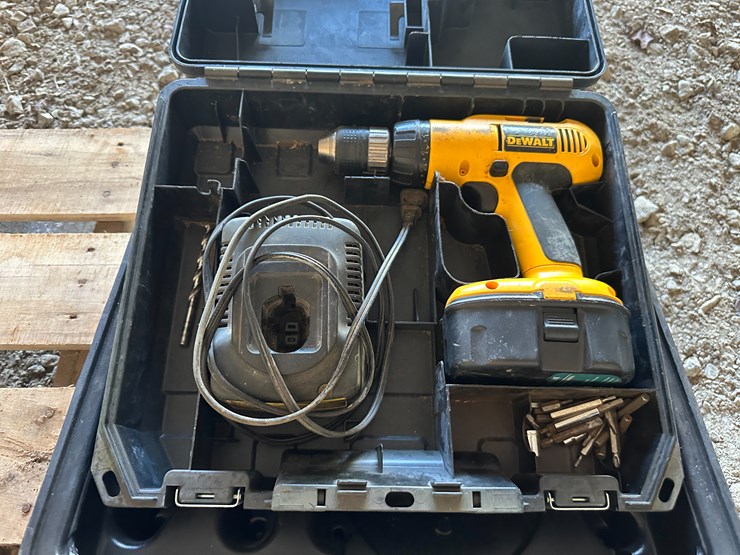 #35869-•-dewalt-(2)-drills-&-circular-saw-image-4