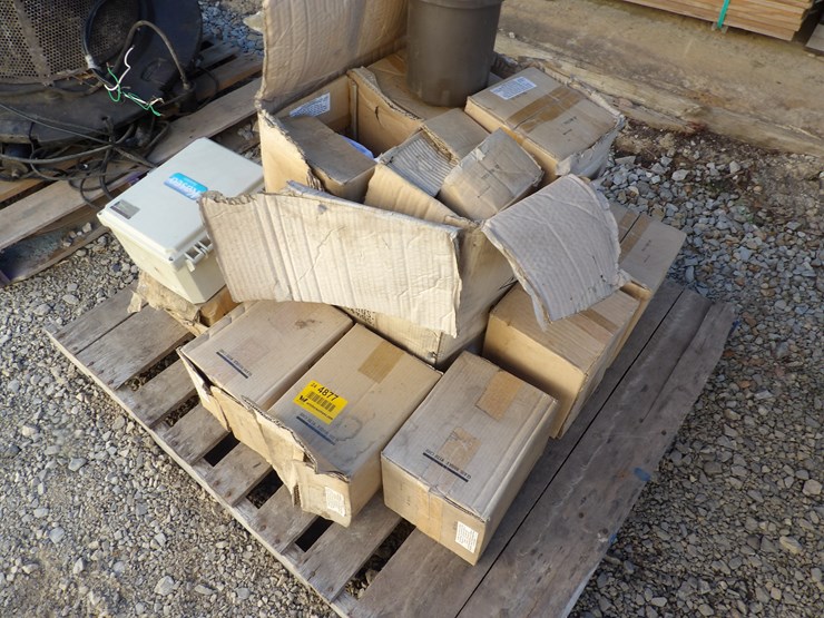 #4877-•-**-lot-of-landscaping-lights-image-1