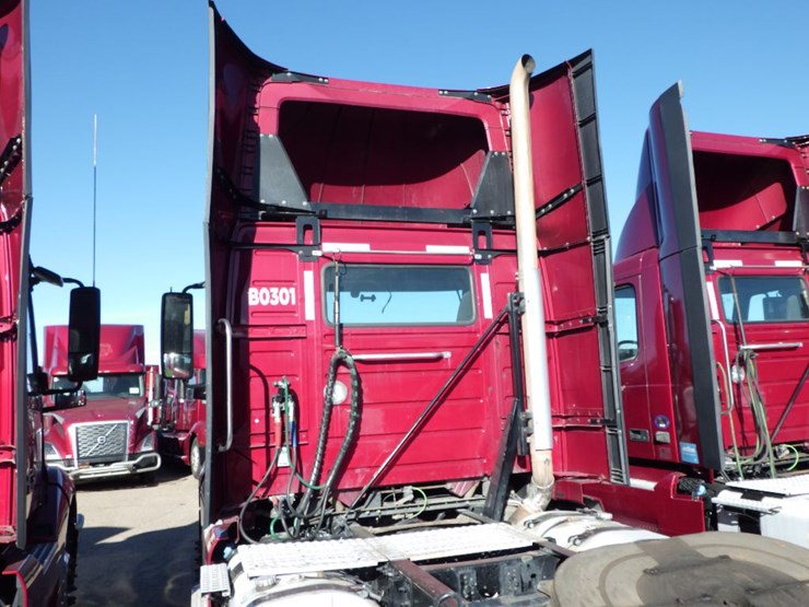 2021-volvo-vnl-300-image-16