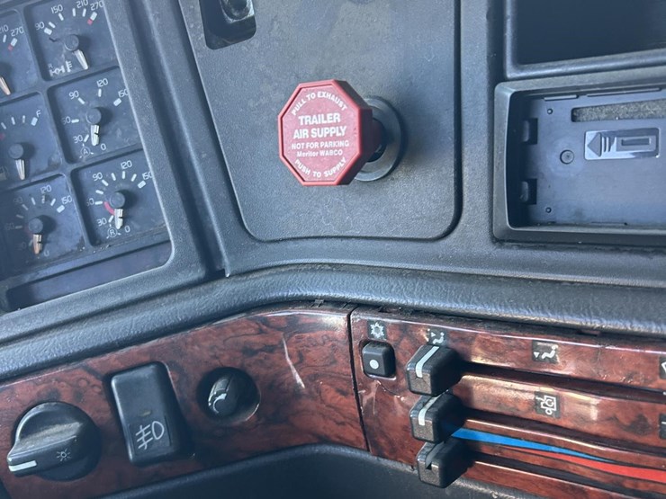 1999-volvo-vnl64t770-image-5