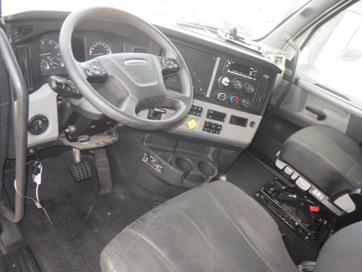 2022-freightliner-cascadia-126-image-18