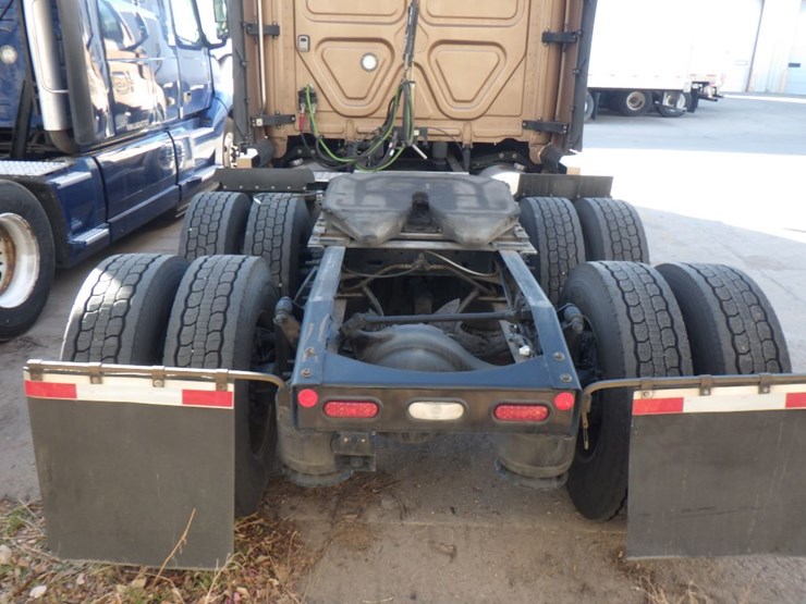 2023-freightliner-cascadia-126-image-8