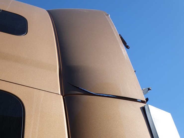 2022-volvo-vnl-760-image-18