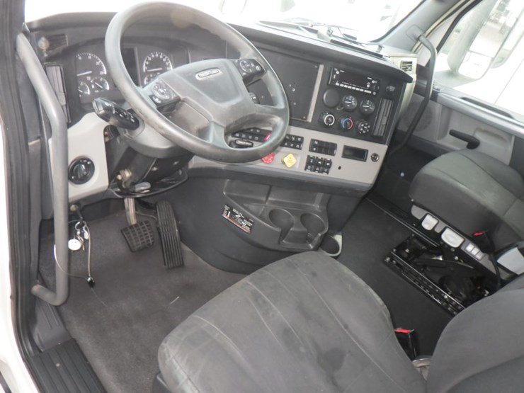 2022-freightliner-cascadia-126-image-18