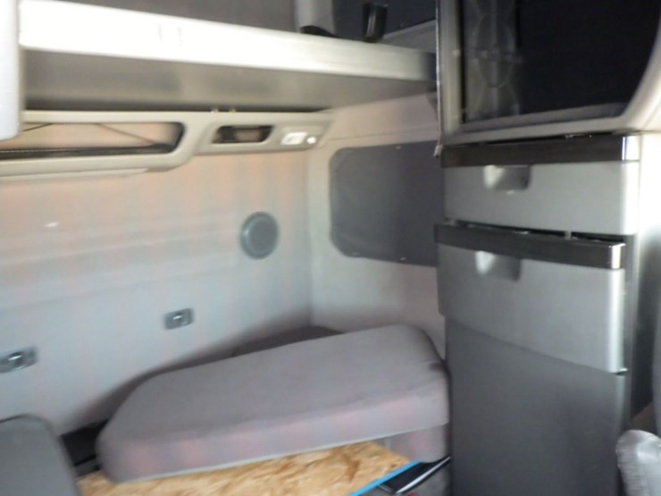 2021-volvo-vnl-860-image-7