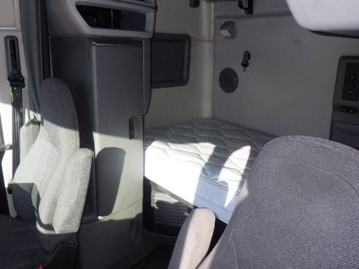 2020-volvo-vnl-760-image-19