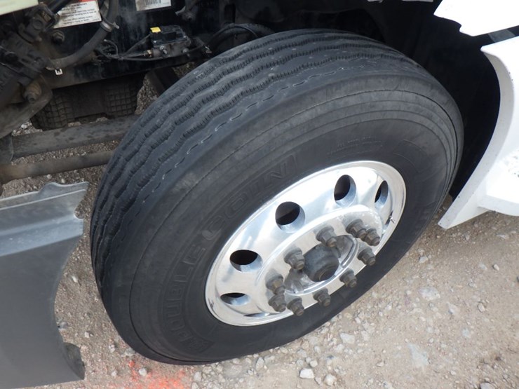 2022-freightliner-cascadia-126-image-24