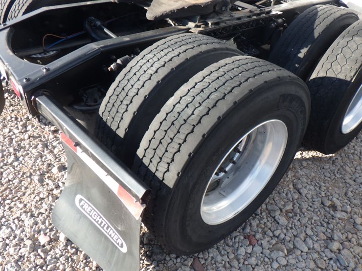 2022-freightliner-cascadia-126-image-9