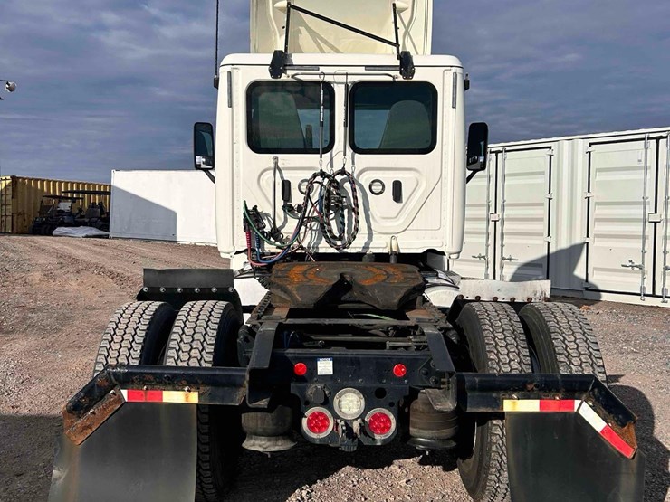 2020-freightliner-cascadia-single-axle-road-tractor-image-4