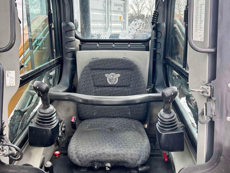 2021-case-tv450b-image-17