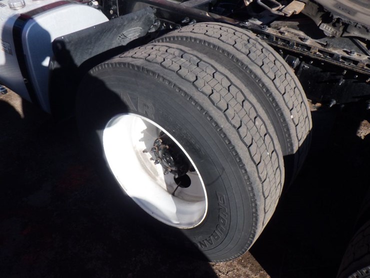 2022-volvo-vnl-300-image-13