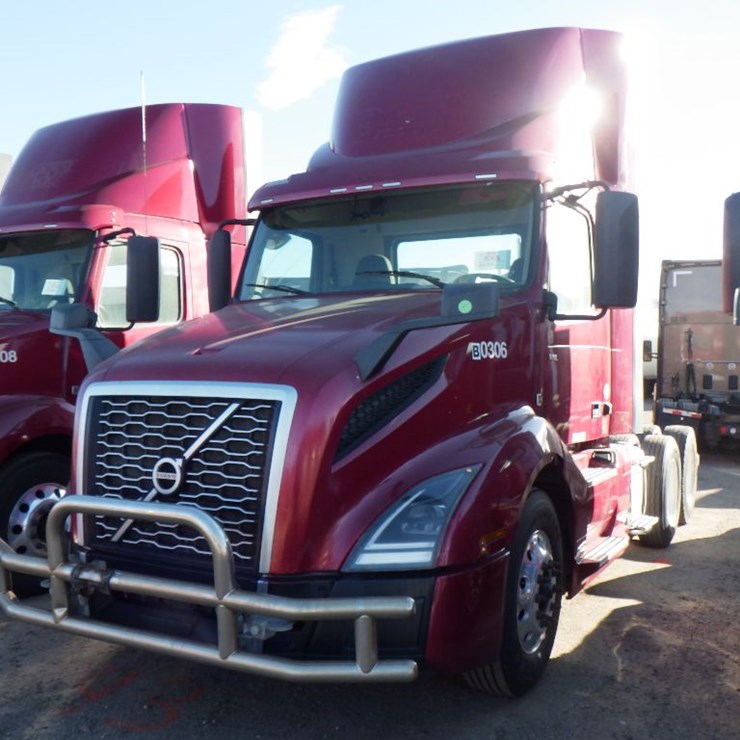 2022 VOLVO VNL 300