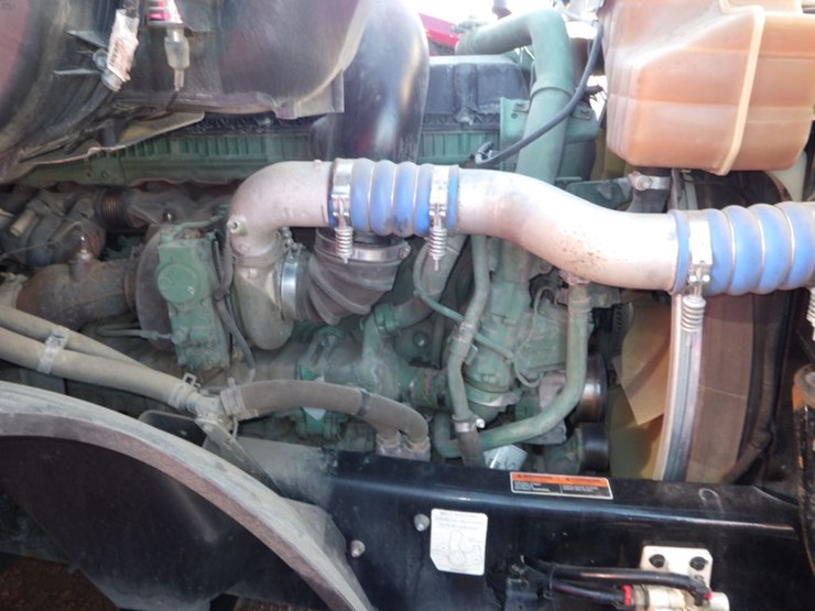 2021-volvo-vnl-300-image-30