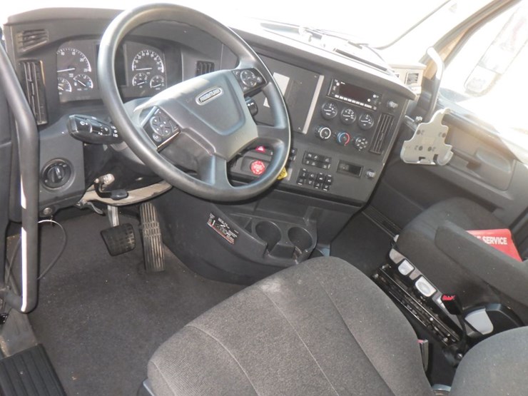 2023-freightliner-cascadia-126-image-19