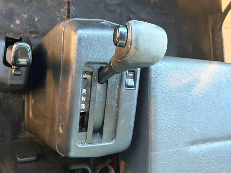 2011-hino-268-image-13