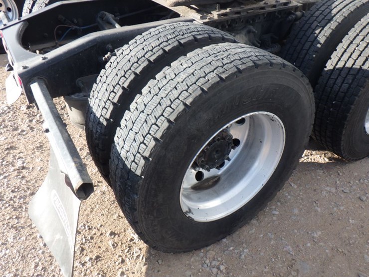 2022-freightliner-cascadia-126-image-8