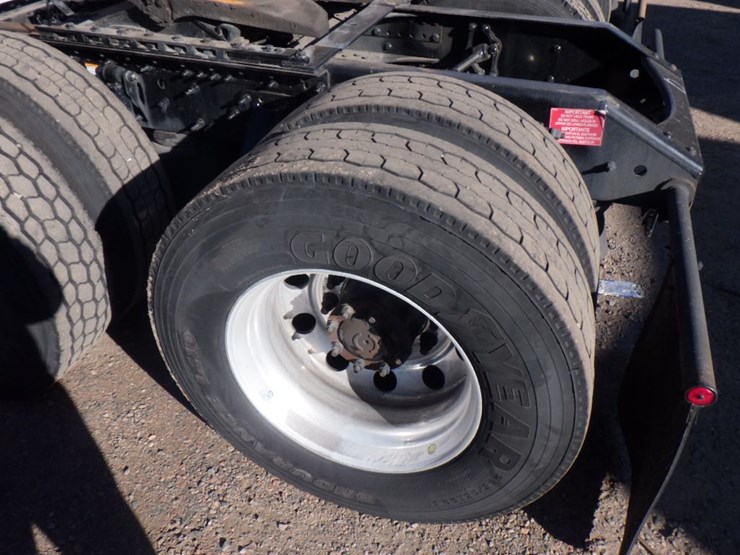 2022-volvo-vnl-760-image-13