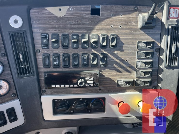 2019-freightliner-coronado-122-sd-image-11