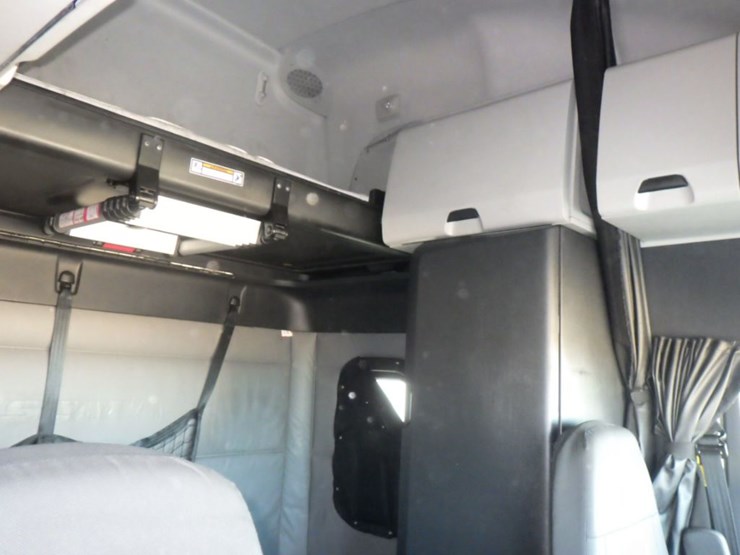 2022-freightliner-cascadia-126-image-4