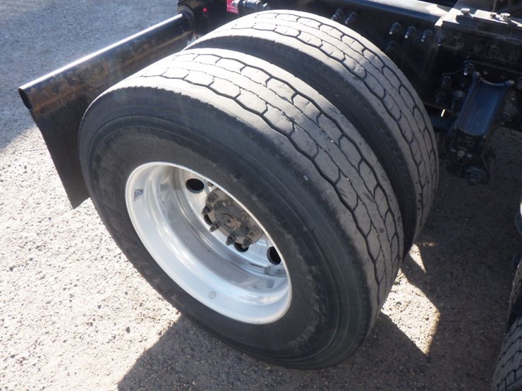 2022-volvo-vnl-300-image-7